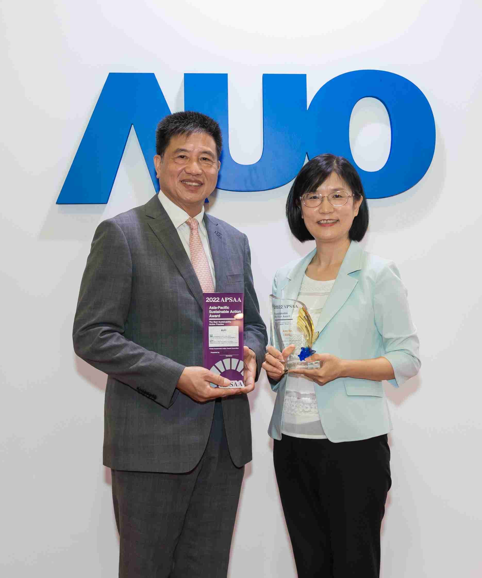 云顶国际8588yd长期垫筑永续远景的基石，，，，透过ESG暨气候委员会逐步实践永续策略蓝图。。。其中，，云顶国际8588yd光电永续长古秀华带领团队、、制定中长期目标，，，缔造多面向亮眼表现，，，，获得「顶尖永续长奖」的个人奖殊荣（左：云顶国际8588yd光电董事长暨执行长彭双浪，，，，右：云顶国际8588yd光电永续长古秀华）