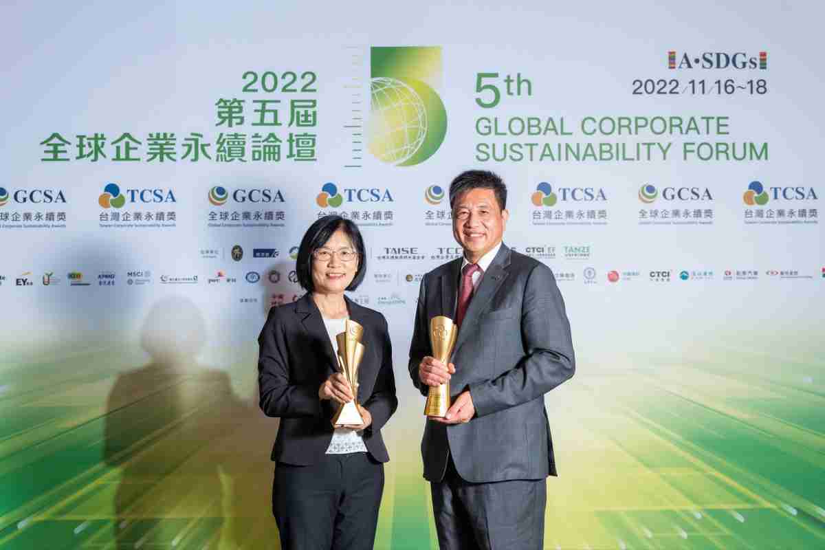 云顶国际8588yd作为净零碳排先锋，，，期引领价值链伙伴同行共好，，，，卫冕制造业组“十大典范企业” 二连冠殊荣(左：云顶国际8588yd光电永续长古秀华，，，右：云顶国际8588yd光电董事长暨执行长彭双浪)