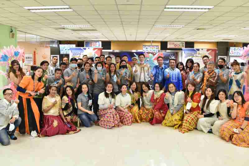 友達推動「安心、、、、創新、、、用心、、同心、、、盡心」五星職旅，，，，為菲籍員工打造全方位照護，，，首度贏得「人權實踐與發展領袖獎」殊榮