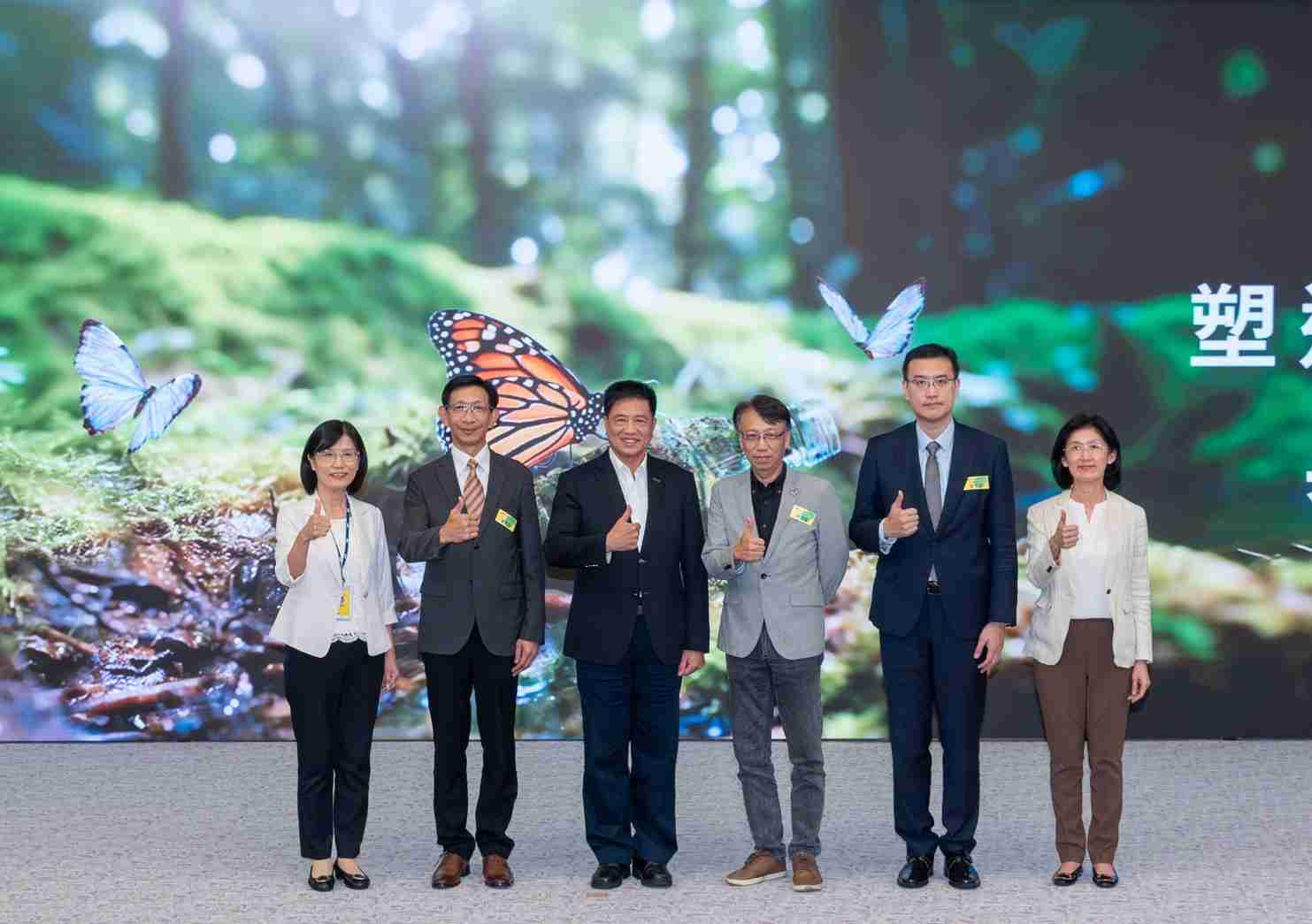 友達2023 CSR共榮大會，，邀請領域專家分享交流生物多樣性管理趨勢、、、、無塑產品、、、、海廢永續塑料等議題  （圖左到右：友達光電永續長古秀華、、、3M台灣技術長陳君杰、、、、友達光電董事長暨集團策略長彭双浪、、光寶科技企業永續發展處處長陳慶暉、、安永聯合會計師事務所執業會計師曾于哲、、、、友達光電供應鏈總部副總經理吳宜芳）