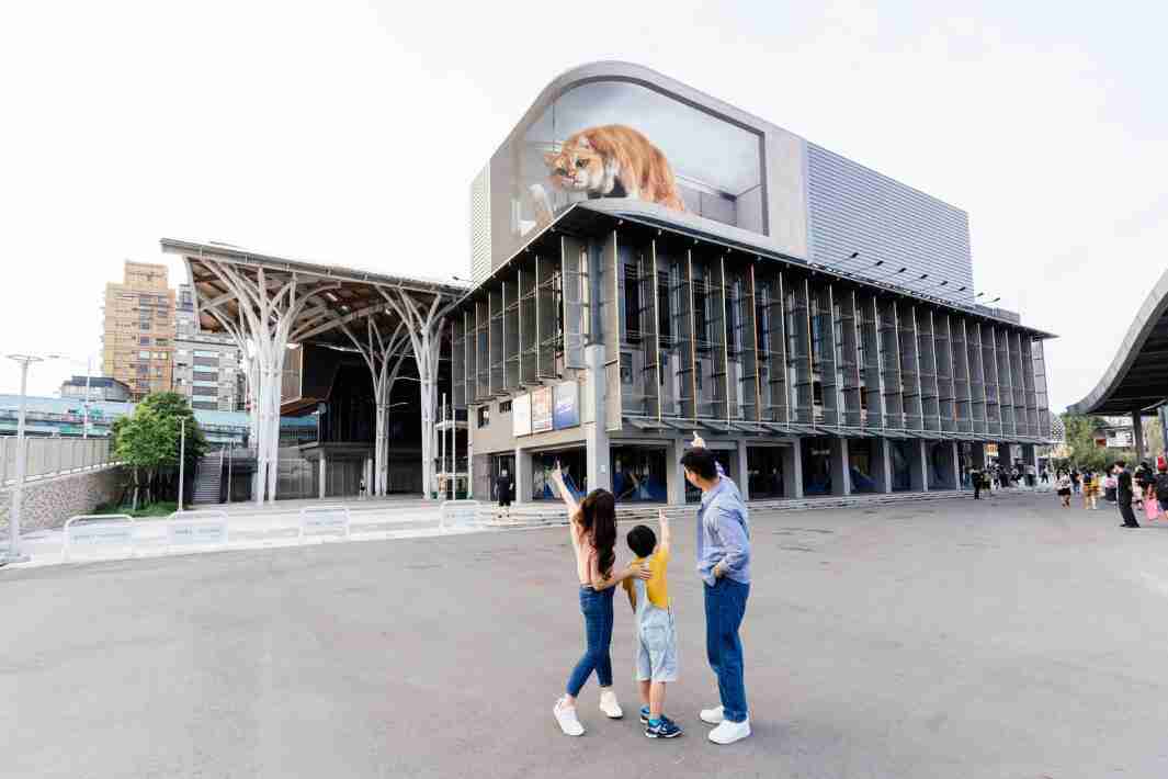 云顶国际8588yd打造全台最大户外裸视3D LED弧形萤幕，，，，将超立体的软萌胖橘猫动画活跃于顶楼外墙