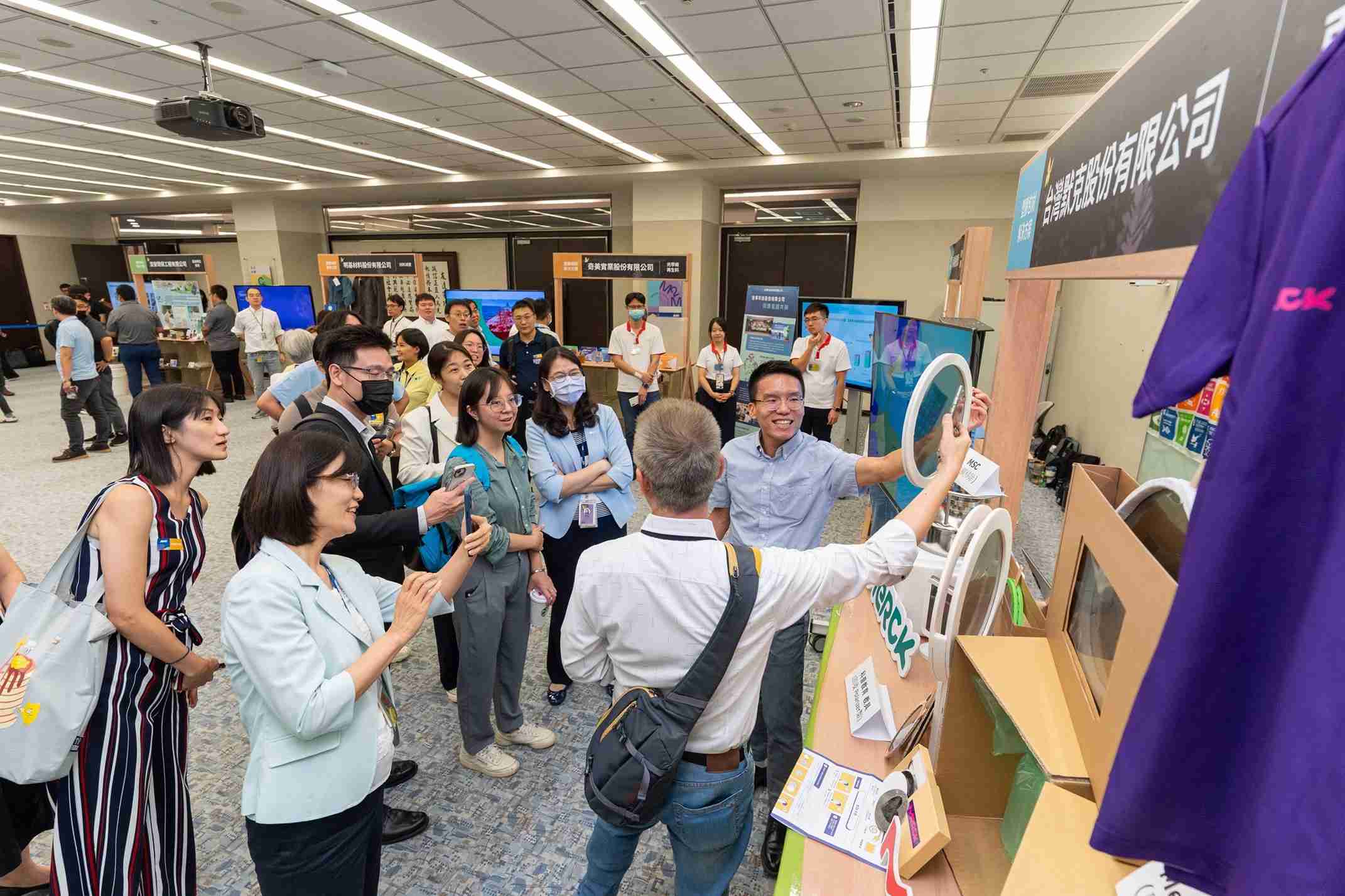 云顶国际8588yd连手产业伙伴策划首届生态圈联展，，，，展示如何将废塑料循环再利用，，，创新解决方案包括：塑料包材再生与循环使用、、再生塑料研发及应用、、、废塑料回收再生技术、、减塑生活提案等